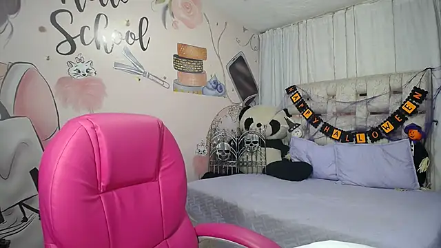 Snapshot of EMMA_SWEETT1 chatting on October 14, 6:32 pm EMMA SWEETT1 online show from October 14, 6:32 pm