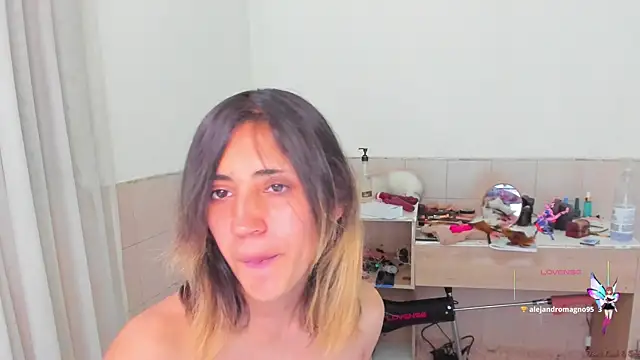 Snapshot of linnie_ chatting on September 19, 10:20 pm linnie  online show from September 19, 10:20 pm