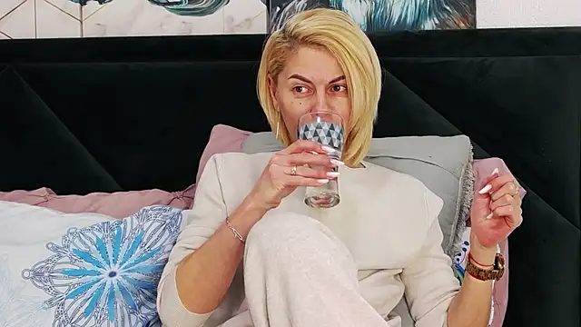 tanyagrey online show from February 20, 6:59 am