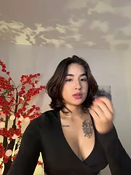 VictoriaHiill online show from April 21, 6:15 pm