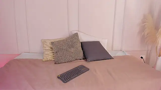 Mariapettit online show from April 20, 1:03 pm