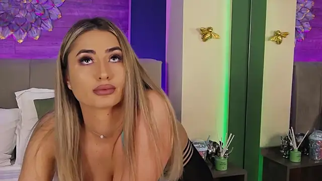 LoraDevine online show from April 25, 6:49 pm