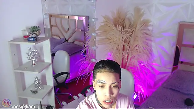 Jonesliam23 online show from February 4, 6:55 pm