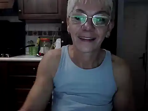 Snapshot of jona33 chatting on October 14, 4:37 am jona33 online show from October 14, 4:37 am