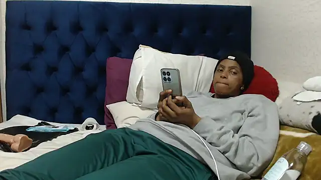 Snapshot of Sexysilverfoxxx chatting on September 19, 6:07 pm Sexysilverfoxxx online show from September 19, 6:07 pm