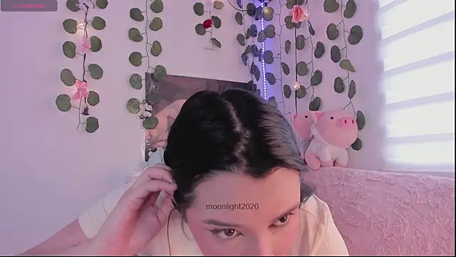 moonliiiight1 online show from April 20, 4:10 pm