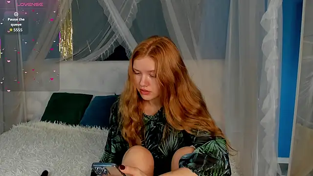 Eva  Lewis online show from February 5, 7:33 am