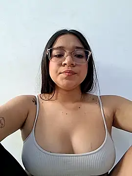 -VICKKY online show from April 27, 2:58 pm