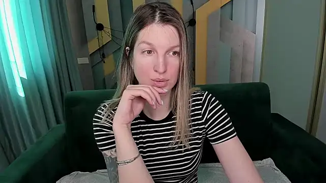 EmilyWalkeri online show from April 10, 7:25 am