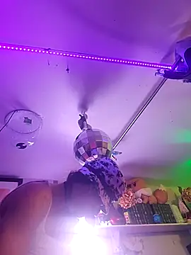 gurlnips online show from April 28, 7:45 am