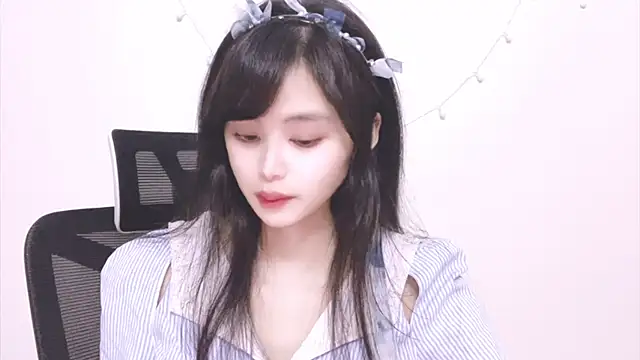 Snapshot of ---MIA--- chatting on October 3, 3:17 pm ---MIA--- online show from October 3, 3:17 pm