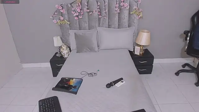 Chleo   online show from April 21, 1:51 pm