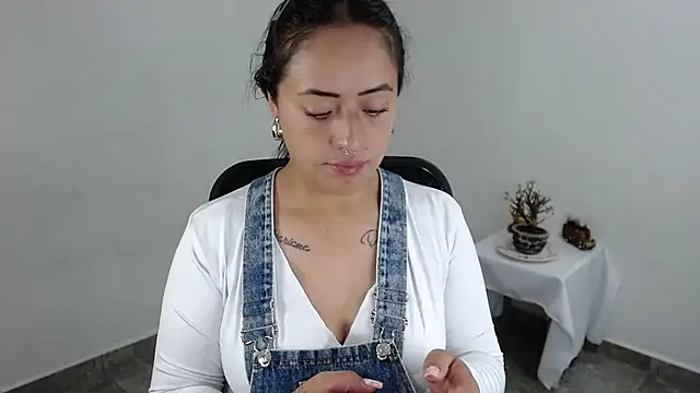 jjulietha95 online show from April 28, 2:27 am