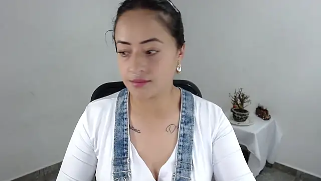 jjulietha95 online show from April 27, 11:57 pm