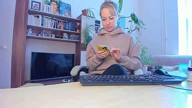 LylithSkye online show from April 27, 7:05 am