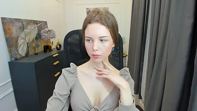 MileyWings online show from April 23, 11:39 am