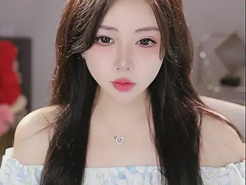 Qiaoqiao  online show from December 18, 9:25 am