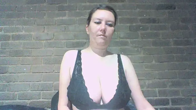 Snapshot of EksJouneMwah chatting on October 17, 7:33 am EksJouneMwah online show from October 17, 7:33 am