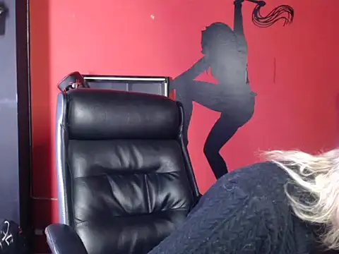 KLOE PIELL online show from April 25, 3:53 pm