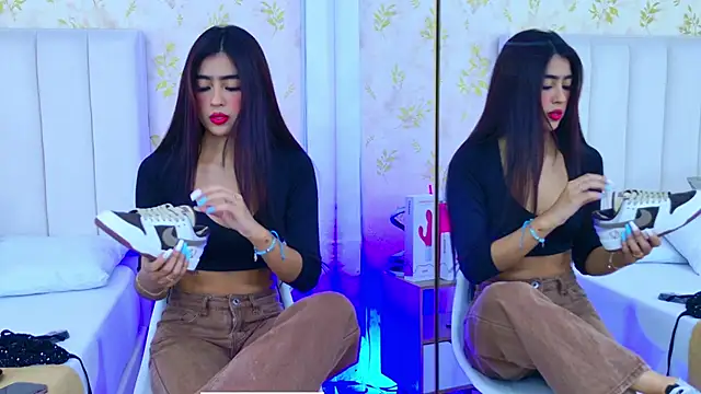 Snapshot of Mia-Monroe chatting on October 1, 7:52 pm Mia-Monroe online show from October 1, 7:52 pm