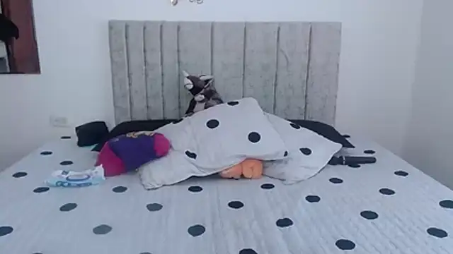 scarlet-foox online show from January 6, 5:38 pm