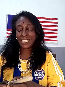 Snapshot of mamakarma1403 chatting on October 6, 5:35 am mamakarma1403 online show from October 6, 5:35 am