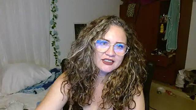 Snapshot of helenca43 chatting on October 25, 10:01 am helenca43 online show from October 25, 10:01 am