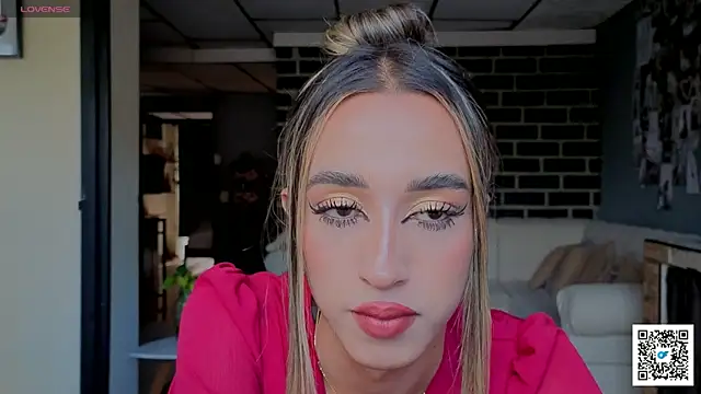 Goddivaa online show from April 22, 9:45 pm