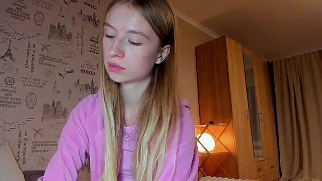 Snapshot of minidivaa_ chatting on October 8, 8:57 pm minidivaa online show from October 8, 8:57 pm