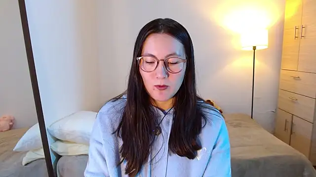 Elle Lee  online show from March 16, 4:15 am