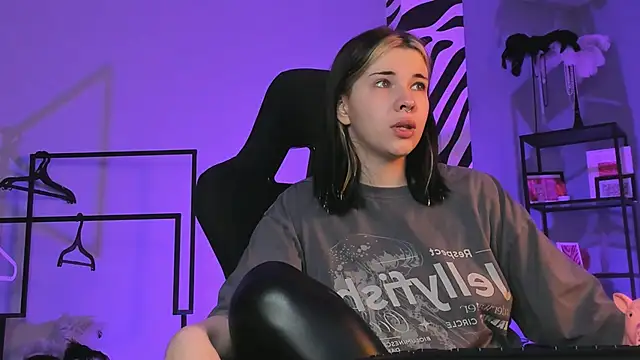 AliceSunday online show from November 6, 2:06 am