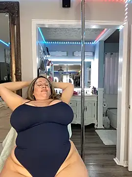 curvyfunlover online show from February 1, 8:18 pm