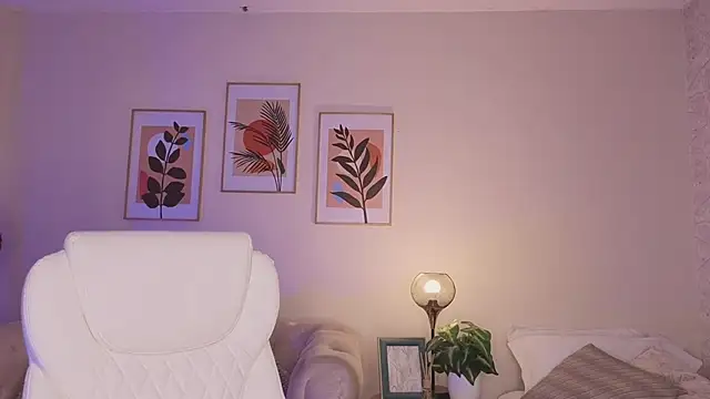 DahianaWalcott online show from April 24, 5:38 pm