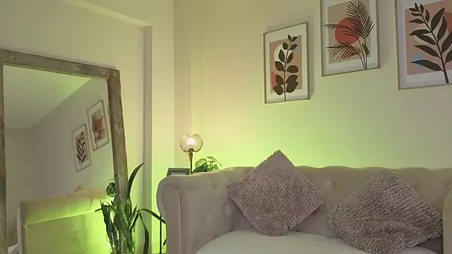 DahianaWalcott online show from April 15, 5:02 pm