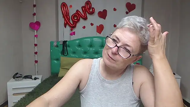 Snapshot of EmiliaGree chatting on October 15, 5:26 pm EmiliaGree online show from October 15, 5:26 pm