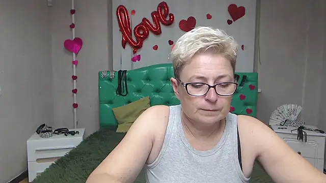 Snapshot of EmiliaGree chatting on October 13, 5:04 pm EmiliaGree online show from October 13, 5:04 pm