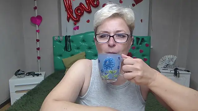 Snapshot of EmiliaGree chatting on October 12, 5:21 am EmiliaGree online show from October 12, 5:21 am