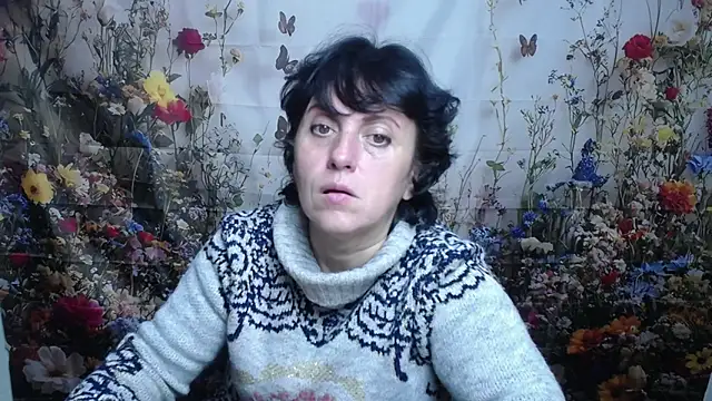 Snapshot of LuciaMii chatting on October 15, 5:04 pm LuciaMii online show from October 15, 5:04 pm