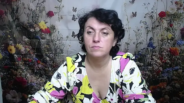 Snapshot of LuciaMii chatting on October 8, 5:28 pm LuciaMii online show from October 8, 5:28 pm