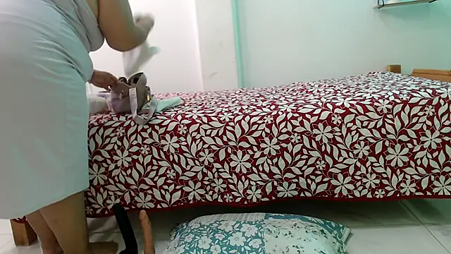 evaleribigtits18 online show from April 24, 12:57 am