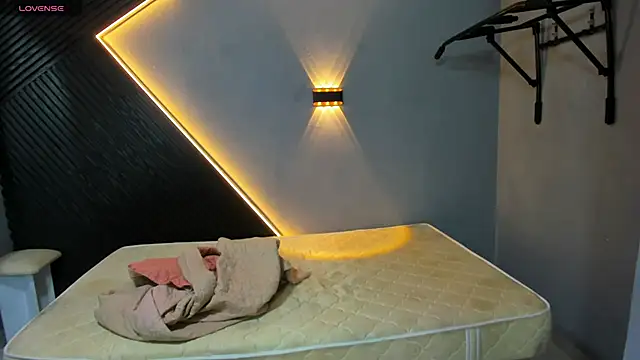 Laia and Aloby online show from April 21, 10:39 pm