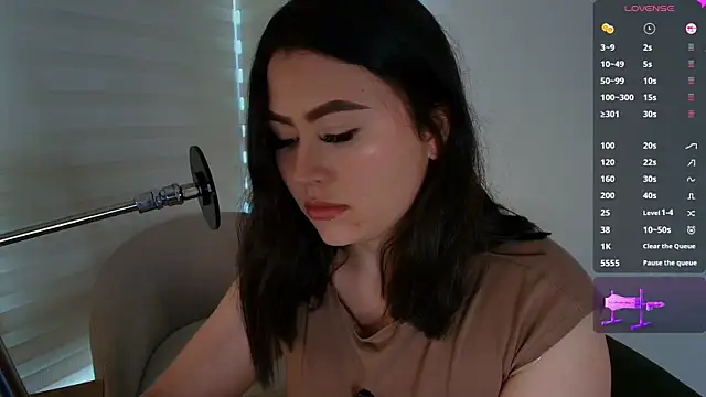 venusleroy  online show from April 29, 8:25 pm