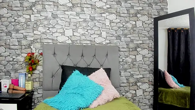Snapshot of your_angel7 chatting on October 6, 1:33 am your angel7 online show from October 6, 1:33 am