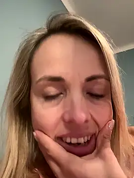 Snapshot of Annicam chatting on September 12, 7:54 pm Annicam online show from September 12, 7:54 pm