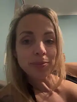 Snapshot of Annicam chatting on October 10, 9:52 pm Annicam online show from October 10, 9:52 pm