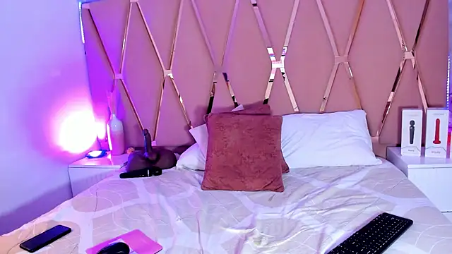 madyjames online show from October 31, 1:37 pm