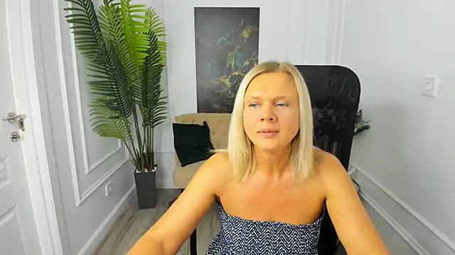 AgathaKlouin online show from October 7, 7:18 pm