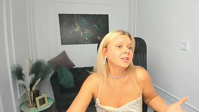 AgathaKlouin online show from April 4, 11:31 am