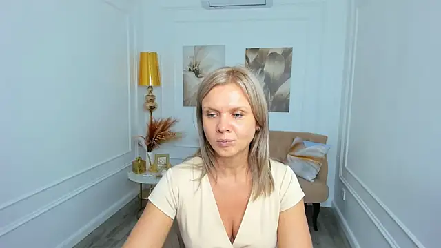 AgathaKlouin online show from April 25, 1:41 pm