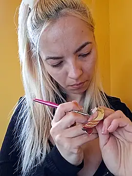 allinqueen online show from April 22, 8:55 am